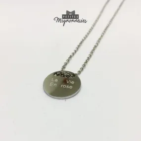 ACIER INOXYDABLE - Collier médaillon gravé "LA VIE EN ROSE"